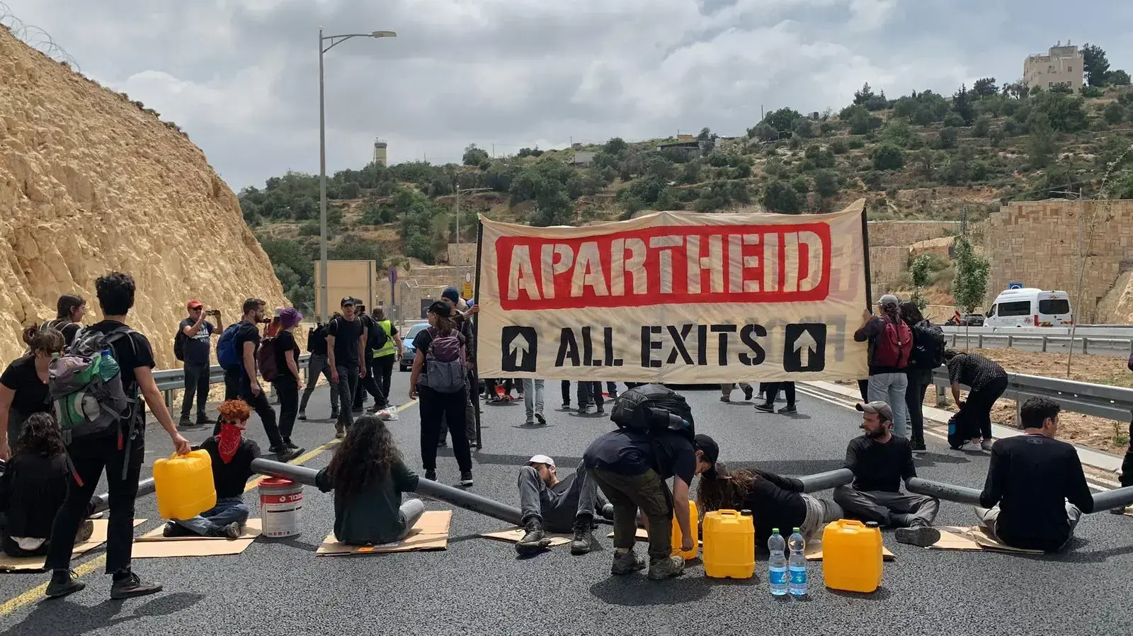 פעילי שמאל מתנועת ״פרי ג׳רוזלם״ חוסמים נתיב מכביש המנהרות בירושלים, כדי לנסות ולמנוע הגעה למצעד הדגלים 18 במאי 20223 פעילי שמאל מתנועת ״פרי ג׳רוזלם״ חוסמים נתיב מכביש המנהרות בירושלים, כדי לנסות ולמנוע הגעה למצעד הדגלים 18 במאי 20223