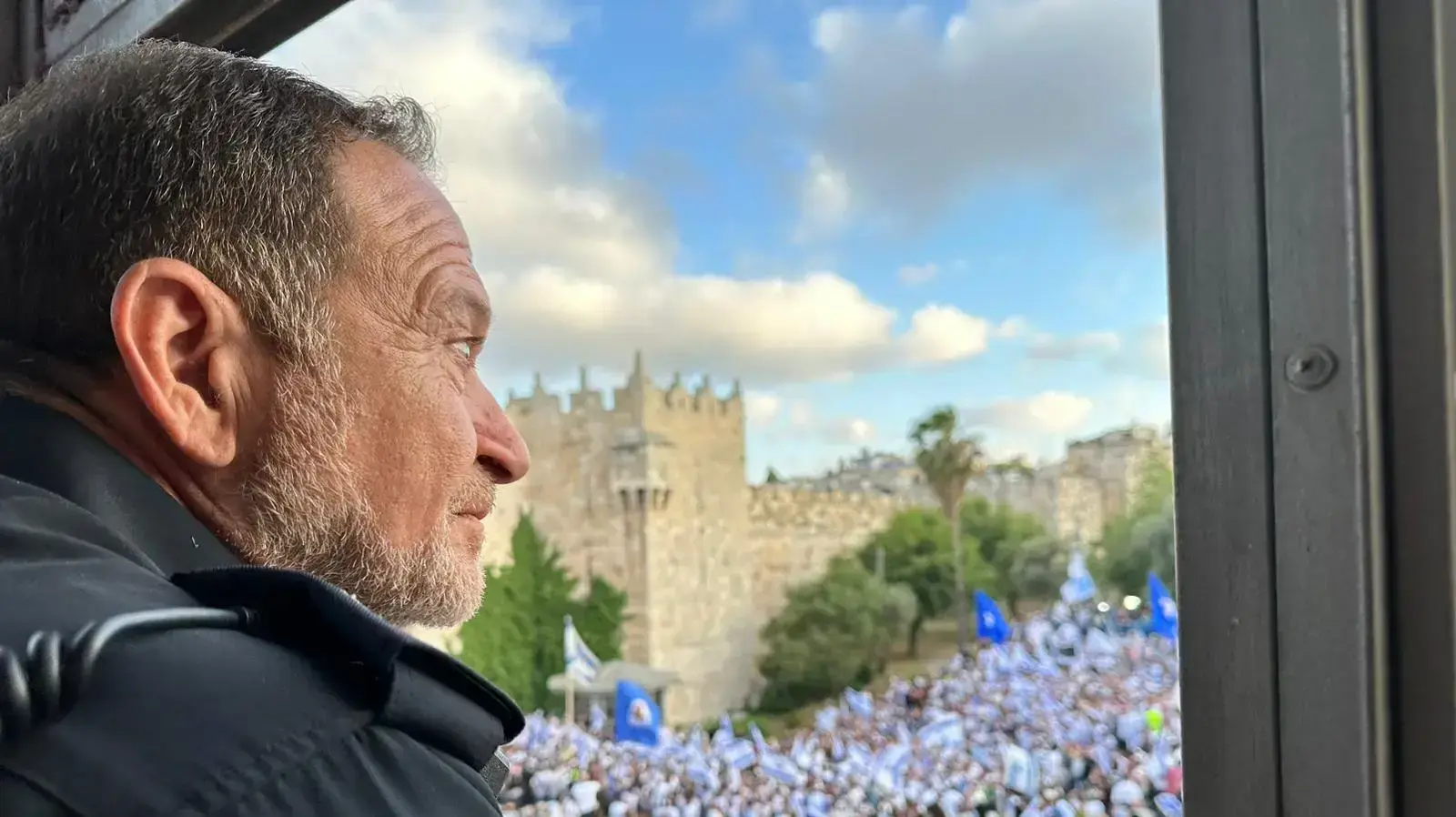 מפכ"ל המשטרה רנ"צ יעקב (קובי) שבתאי מול שער שכם במצעד הדגלים. 18 במאי 2023 מפכ"ל המשטרה רנ"צ יעקב (קובי) שבתאי מול שער שכם במצעד הדגלים. 18 במאי 2023