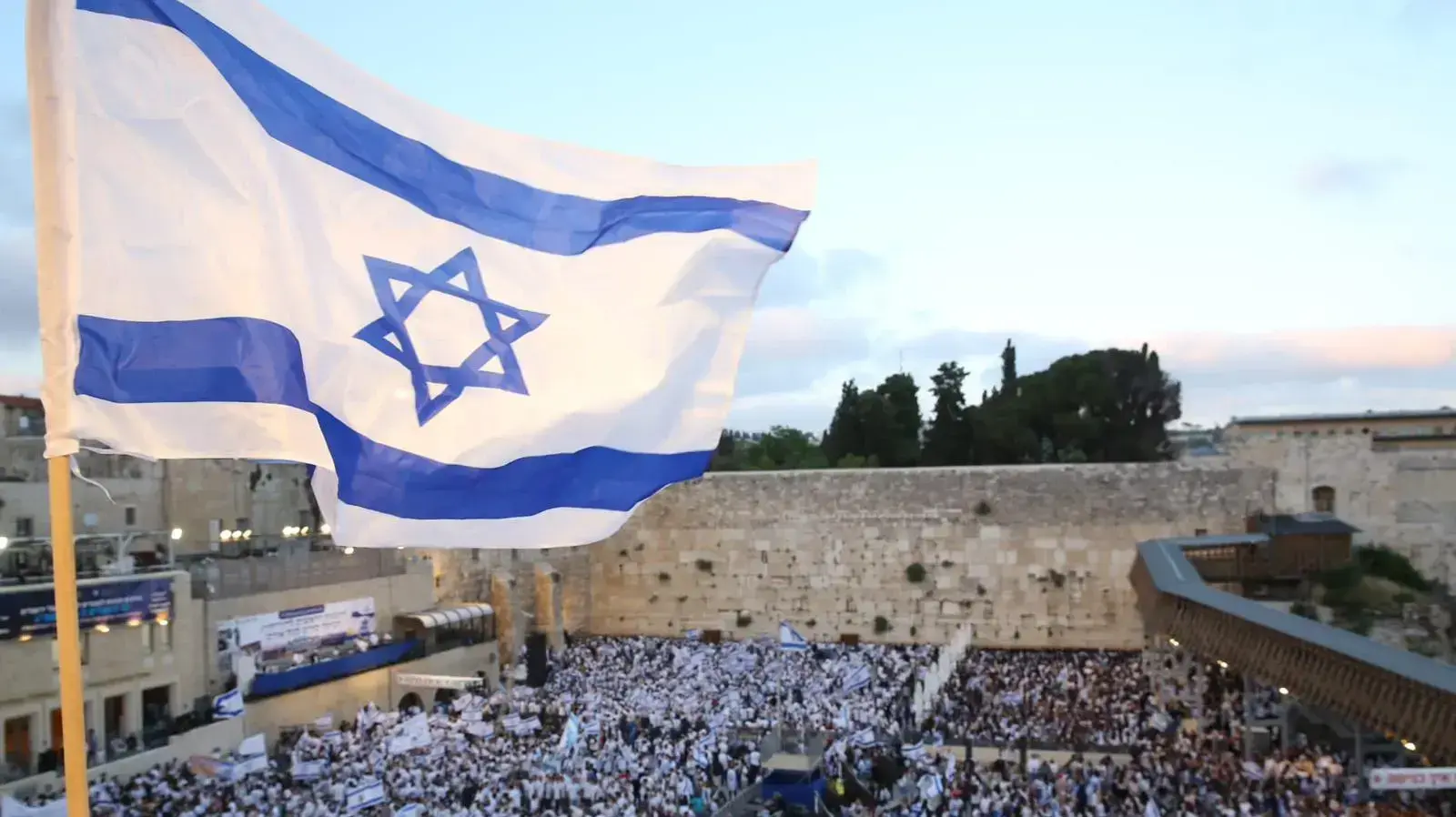 50 אלף משתתפים לאורך הערב בעצרת התפילה לרגל יום ירושלים ברחבת הכותל המערבי. 18 במאי 2023 50 אלף משתתפים לאורך הערב בעצרת התפילה לרגל יום ירושלים ברחבת הכותל המערבי. 18 במאי 2023