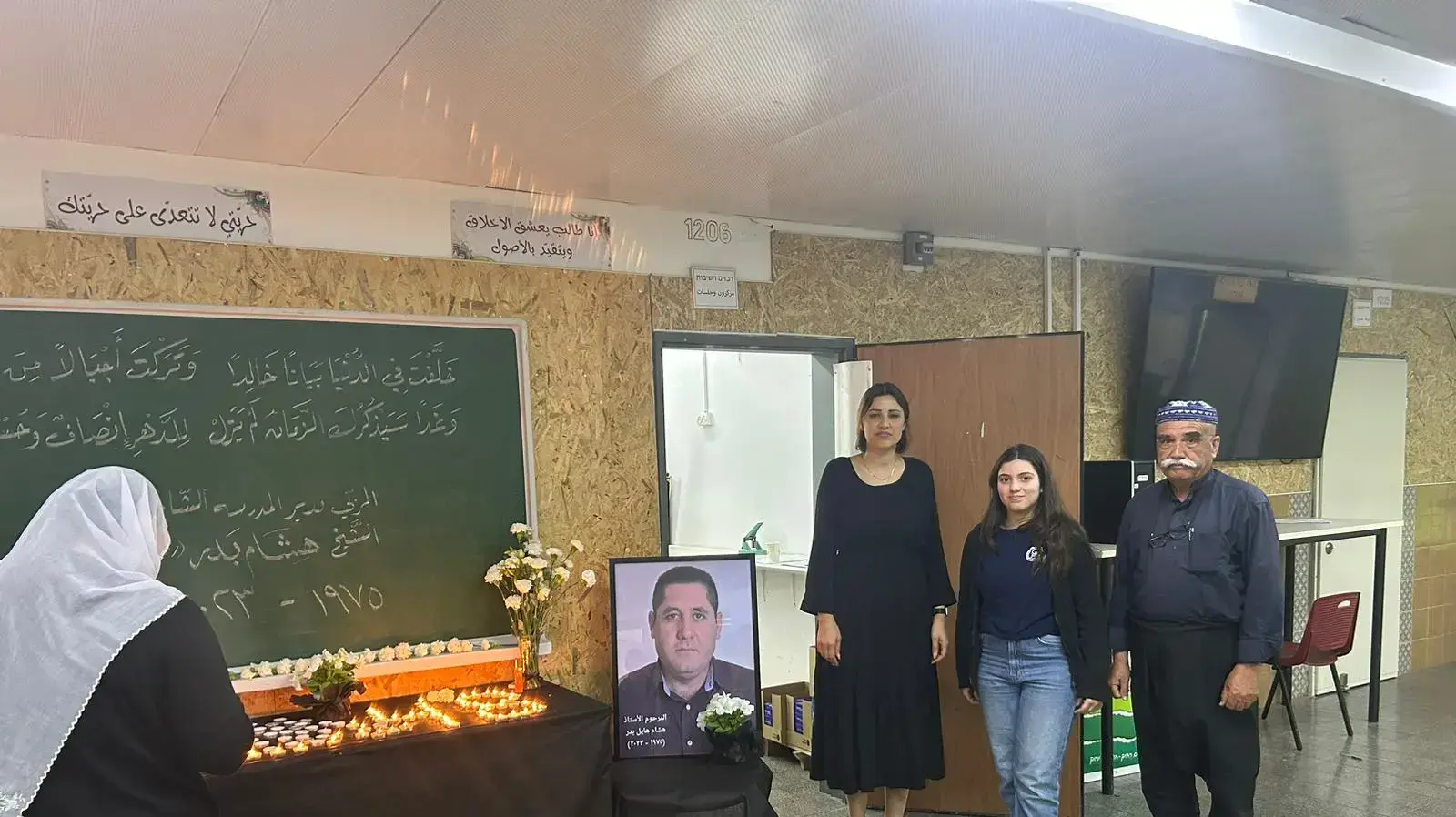 פינת זיכרון של השאם בדר בבית הספר, מימין פואז חוסין מנהל מחלקת חינוך לשעבר,אחד המורים שלמדו אותו,באמצע מועצת תלמידים
משמאל סגנית המנהלת סדיקה פארס פינת זיכרון של השאם בדר בבית הספר, מימין פואז חוסין מנהל מחלקת חינוך לשעבר,אחד המורים שלמדו אותו,באמצע מועצת תלמידים
משמאל סגנית המנהלת סדיקה פארס