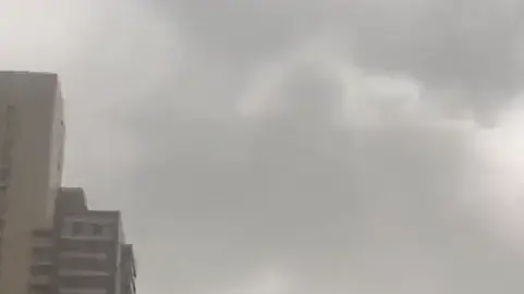 ספה מתעופפת בשמי טורקיה במהלך סופה, 19 במאי 2023