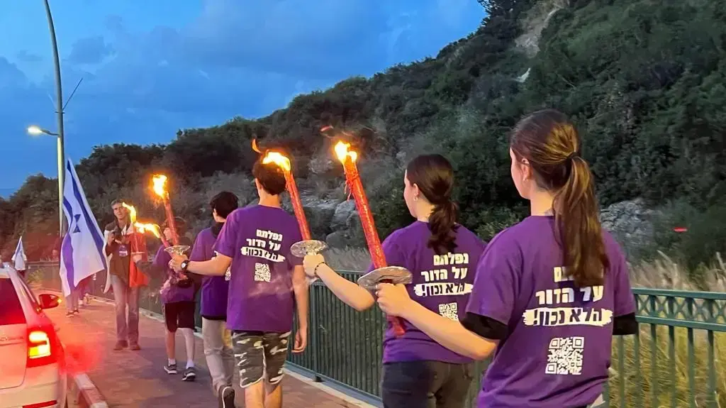 בני נוער בהפגנה נגד המהפכה המשפטית בזכרון יעקב, 20 במאי 2023
