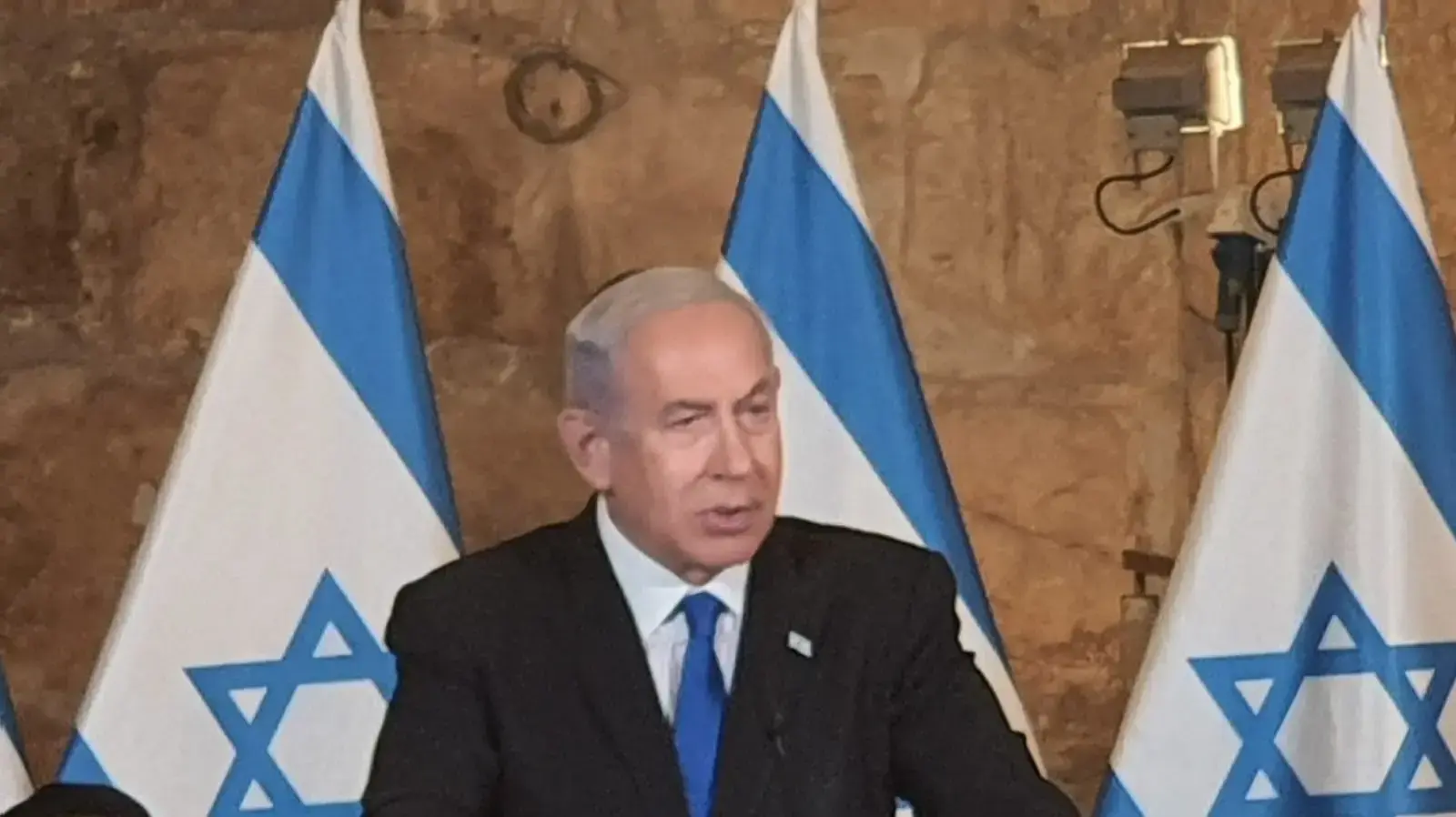 בנימין נתניהו בישיבת ממשלה במנהרות הכותל, ירושלים. 21 במאי 2023 בנימין נתניהו בישיבת ממשלה במנהרות הכותל, ירושלים. 21 במאי 2023