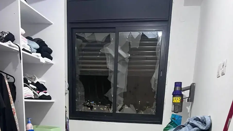 חלון בית שהתנפץ כתוצאה מפיצוץ מטען החבלה/רחפן נפץ בנתניה חלון בית שהתנפץ כתוצאה מפיצוץ מטען החבלה/רחפן נפץ בנתניה