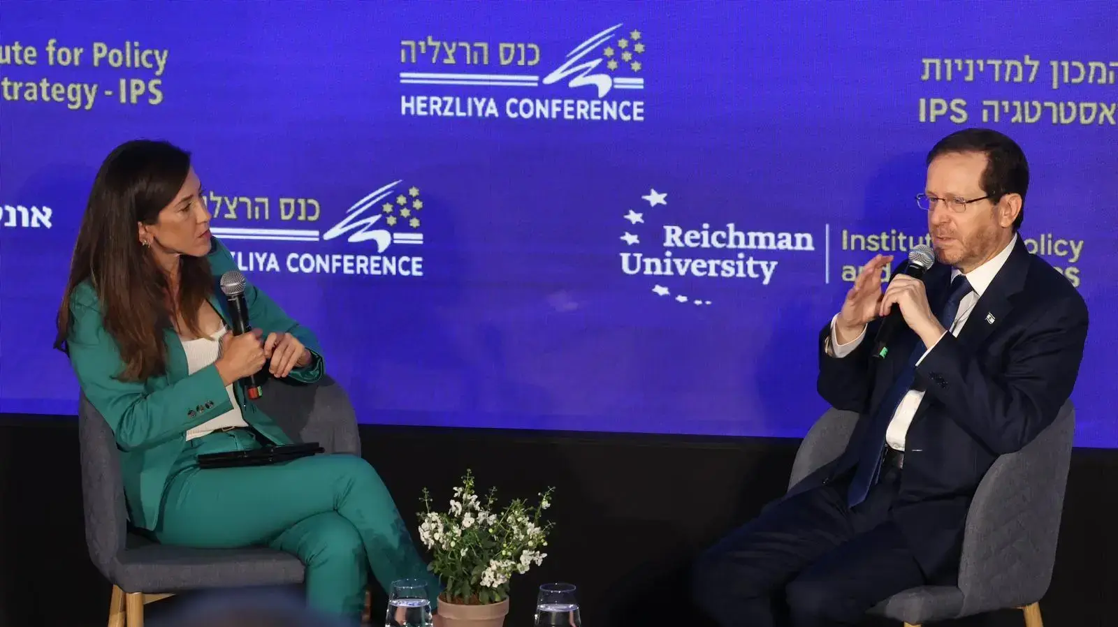 טל שלו בראיון עם נשיא המדינה יצחק הרצוג בכנס הרצליה של אוניברסיטת רייכמן, 22 במאי 2023 טל שלו בראיון עם נשיא המדינה יצחק הרצוג בכנס הרצליה של אוניברסיטת רייכמן, 22 במאי 2023