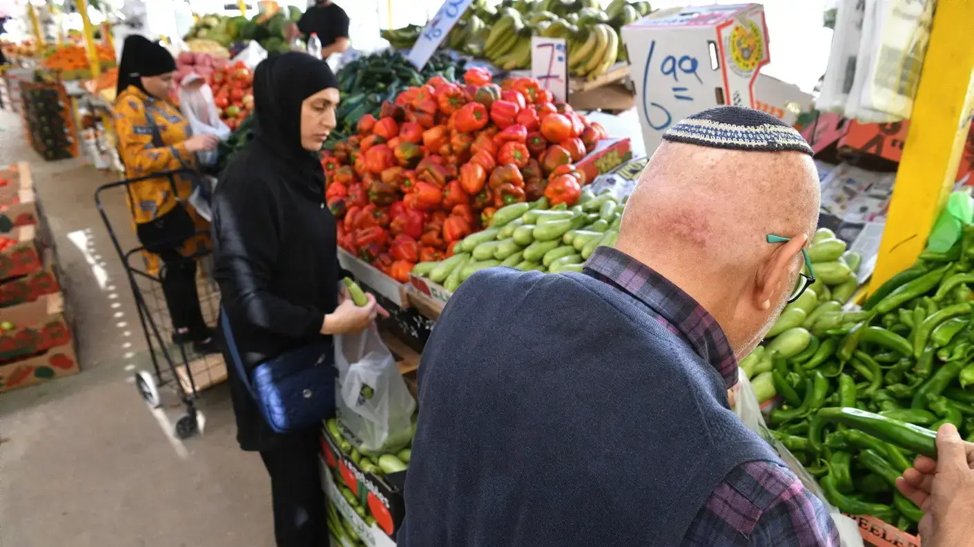 קונים בשוק לוד, 22 במאי 2023 קונים בשוק לוד, 22 במאי 2023