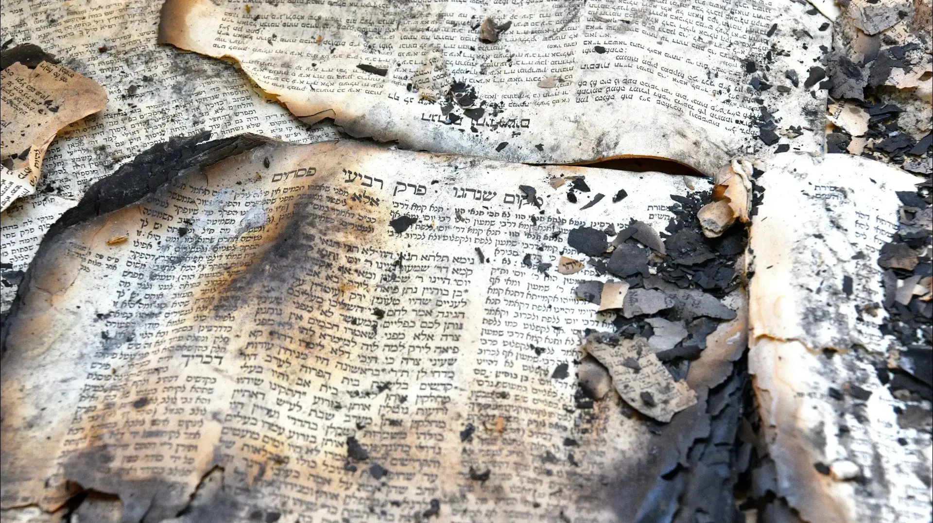 ספרי תנ"ך שנותרו לאחר שריפה במכינת מעוז במהלך שומר חומות, לוד, 21 במאי 2023