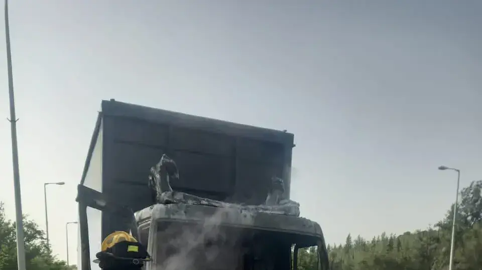 משאית שנשרפה בכביש 1 וחסמה את הכביש משאית שנשרפה בכביש 1 וחסמה את הכביש