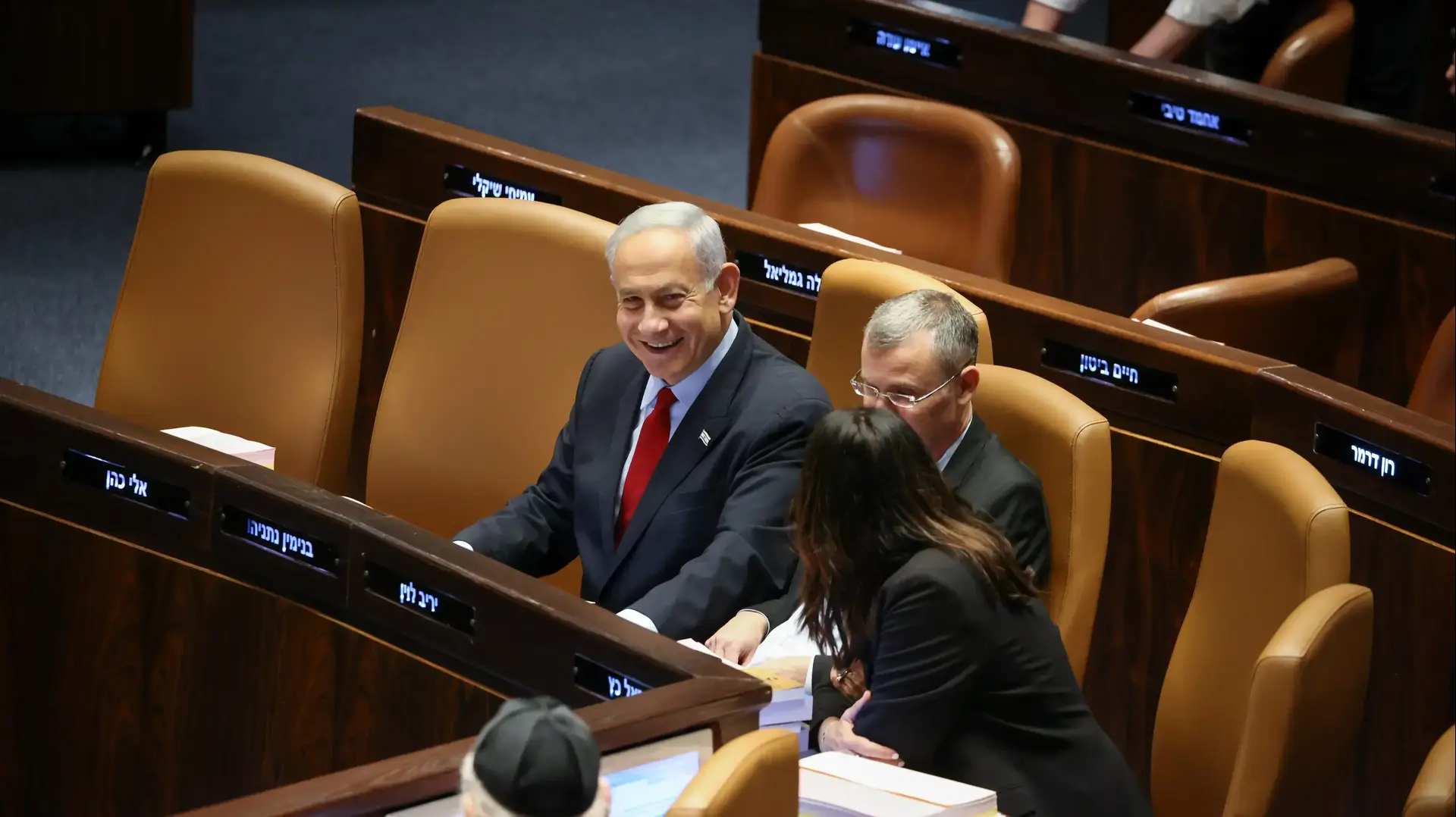 יריב לוין ובנימין נתניהו במליאת הכנסת - הצבעות על התקציב. 23 במאי 2023 יריב לוין ובנימין נתניהו במליאת הכנסת - הצבעות על התקציב. 23 במאי 2023