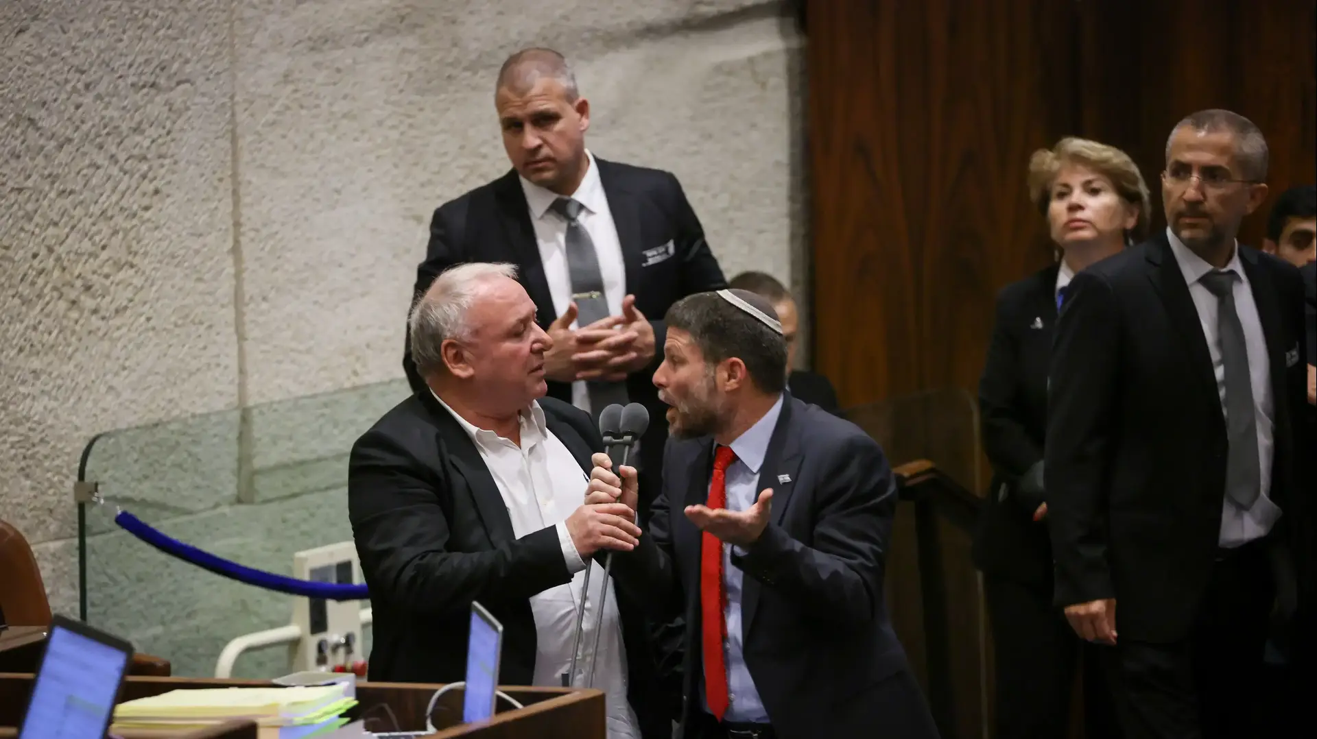 דוד אמסלם ובצלאל סמוטריץ' במליאת הכנסת, 23 במאי 2023 דוד אמסלם ובצלאל סמוטריץ' במליאת הכנסת, 23 במאי 2023