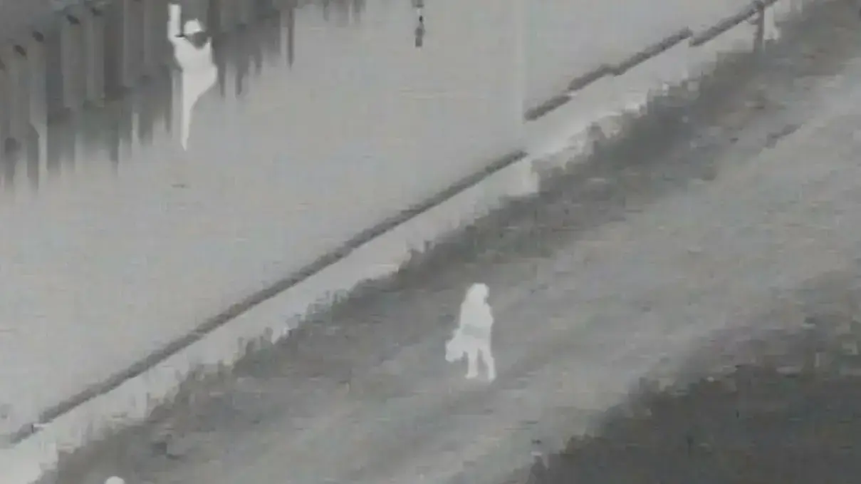מבריחי מהגרים זורקים ילד בן ארבע מעבר לחומה בגבול בין מקסיקו לארצות הברית מבריחי מהגרים זורקים ילד בן ארבע מעבר לחומה בגבול בין מקסיקו לארצות הברית