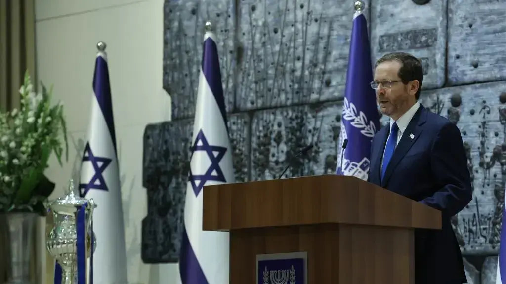 נשיא המדינה יצחק הרצוג במעמד הענקת גביע המדינה לזוכה בית"ר ירושלים