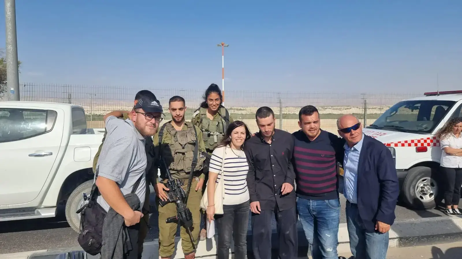 שלום רוטבן עם משפחתו לאחר שהוחזר מירדן לאחר שנעדר במשך כשנתיים. 25 במאי 2023 שלום רוטבן עם משפחתו לאחר שהוחזר מירדן לאחר שנעדר במשך כשנתיים. 25 במאי 2023