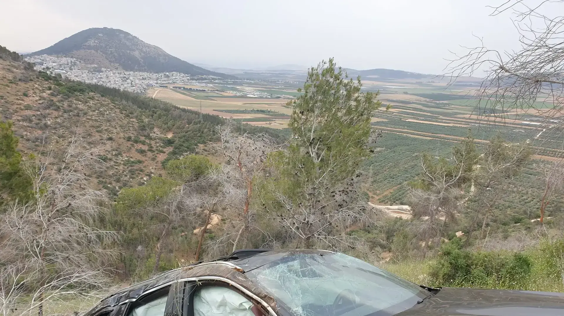 גבר נהרג לאחר שהרכב בו נסע התדרדר לוואדי והתהפך מספר פעמים ביער צ'רצ'יל סמוך לנוף הגליל. 27 במאי 2023