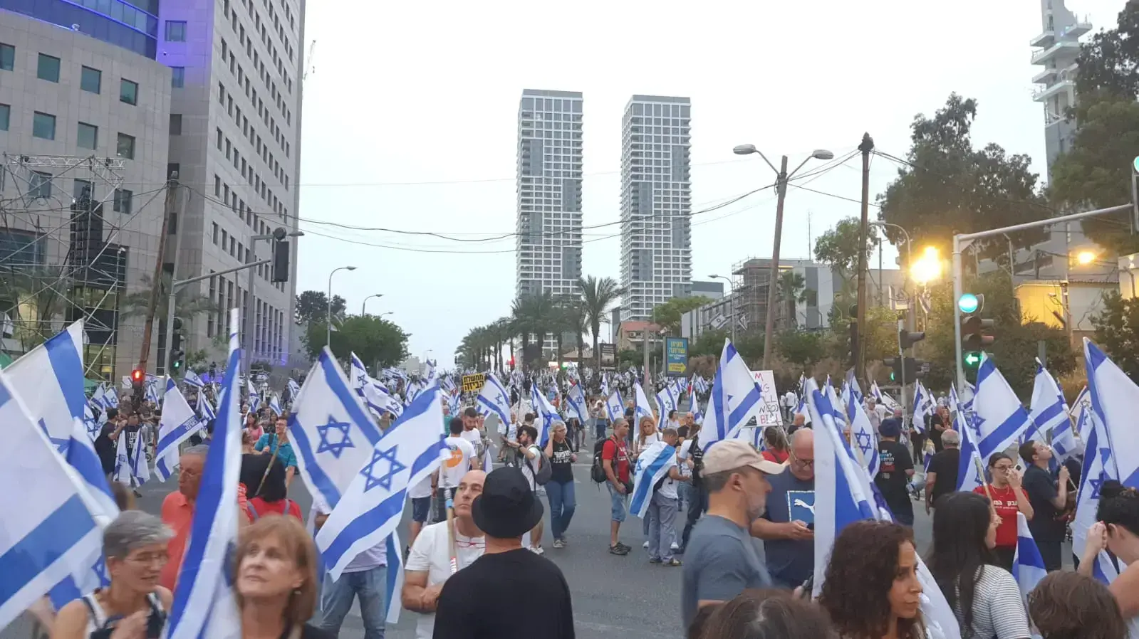 הפגנה נגד המהפכה המשפטית, קפלן, תל אביב. 27 במאי 2023 הפגנה נגד המהפכה המשפטית, קפלן, תל אביב. 27 במאי 2023