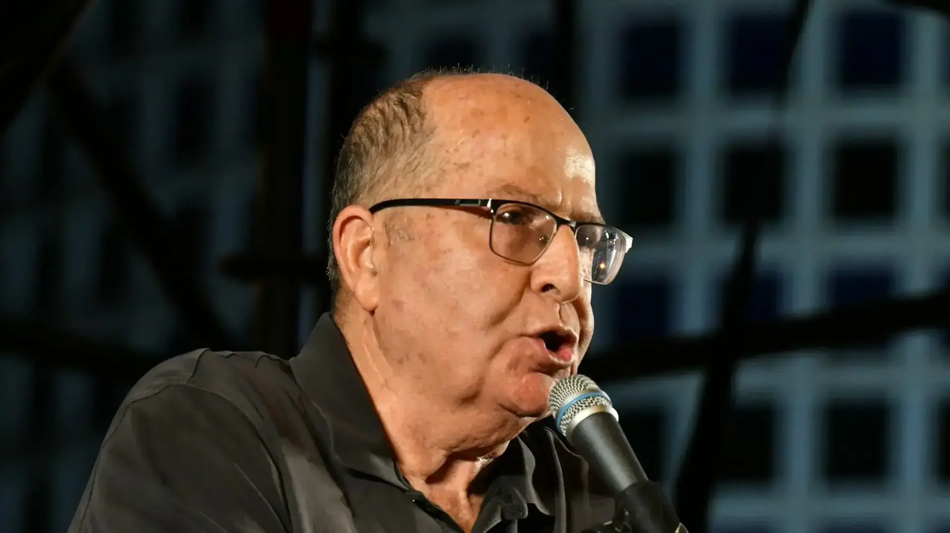 בוגי יעלון בהפגנה נגד המהפכה המשפטית, קפלן, תל אביב. 27 במאי 2023 בוגי יעלון בהפגנה נגד המהפכה המשפטית, קפלן, תל אביב. 27 במאי 2023