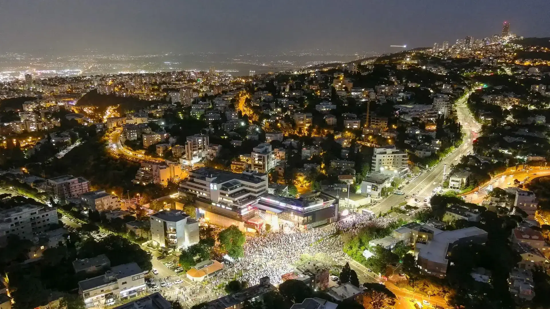 הפגנה בצומת חורב שבחיפה נגד המהפכה המשפטית. 28 באפריל 2023 הפגנה בצומת חורב שבחיפה נגד המהפכה המשפטית. 28 באפריל 2023