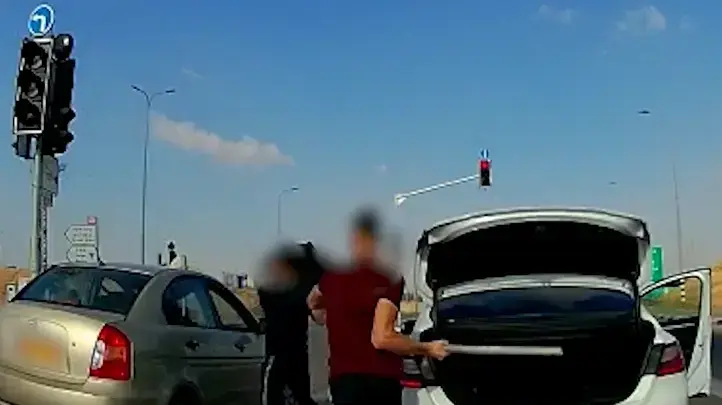 יוצאים עם לום באמצע הצומת: שני נערים נאשמים בתקיפת נהג בכביש בדרום
28.05.23