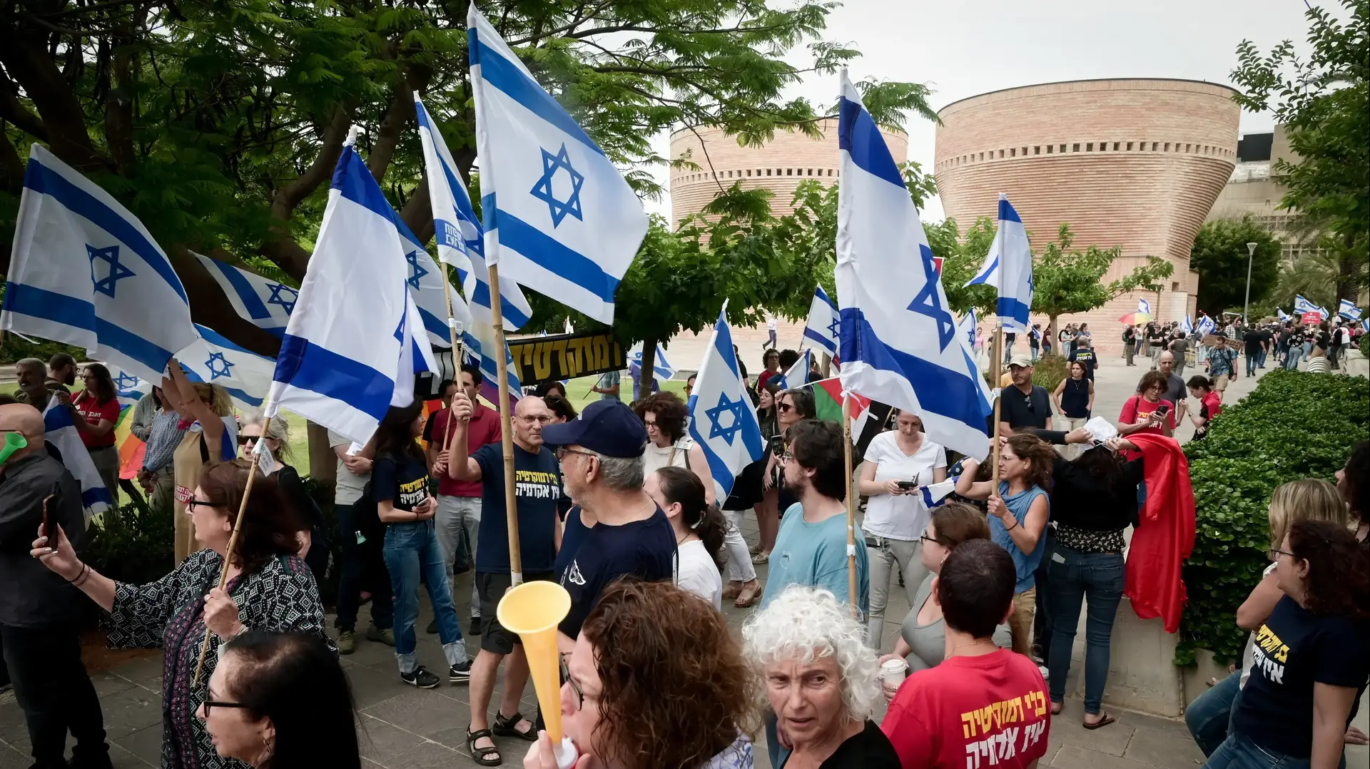 בצל הדיונים בבית הנשיא: מאות מפגינים נגד רוטמן באוניברסיטת תל אביב
28.05.23 בצל הדיונים בבית הנשיא: מאות מפגינים נגד רוטמן באוניברסיטת תל אביב
28.05.23