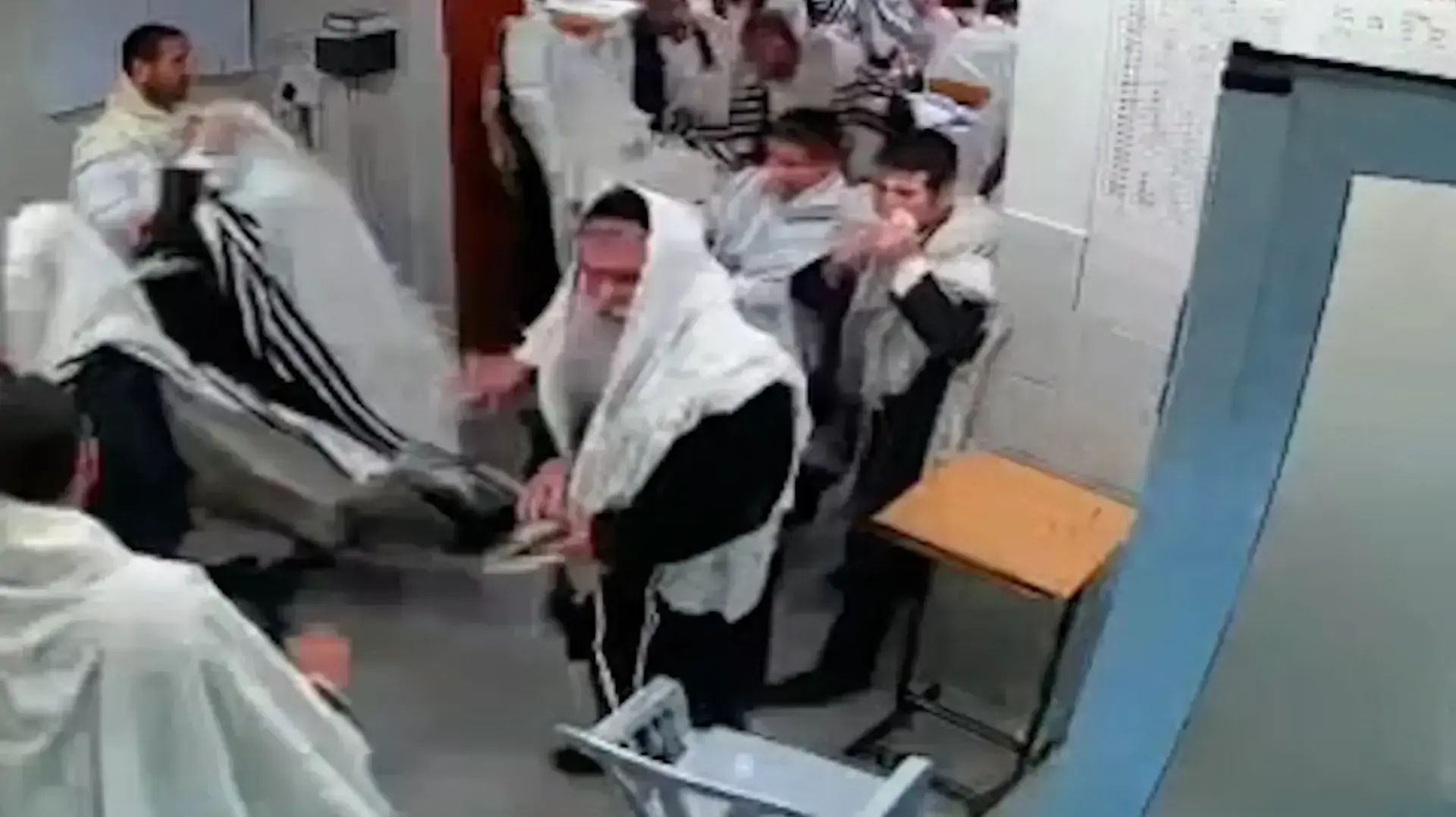 בהלה בבית כנסת בביתר עילית: קולות נפץ באמצע התפילה
28.05.23