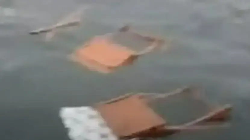 כסאות צפים באגם מג'ורה לאחר תאונה שבה סירת תיירים התהפכה כסאות צפים באגם מג'ורה לאחר תאונה שבה סירת תיירים התהפכה