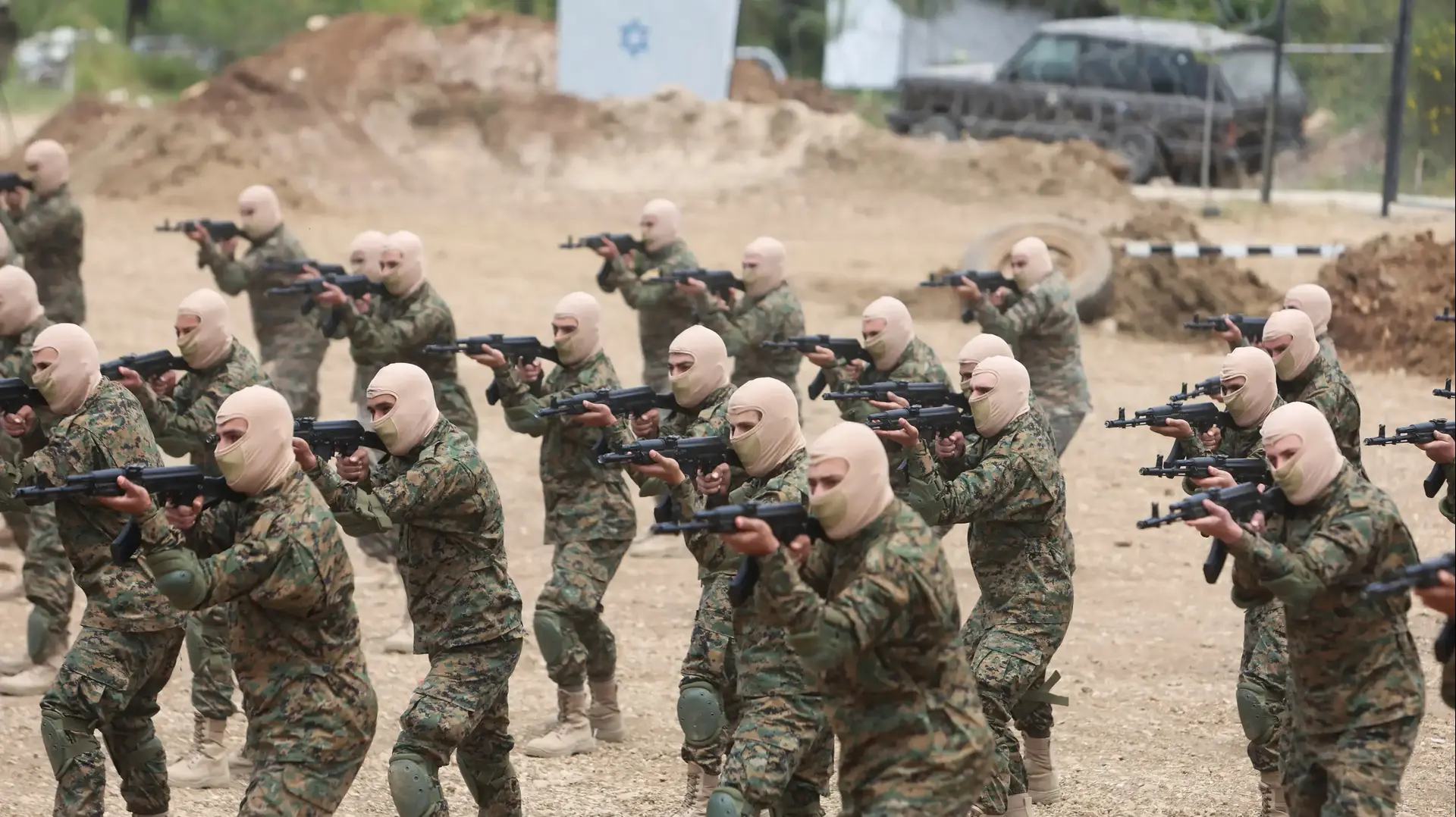 לוחמי חיזבאללה משתתפים בתרגיל צבאי במהלך סיור תקשורתי המאורגן לרגל יום ההתנגדות והשחרור, לבנון 21 במאי 2023. לוחמי חיזבאללה משתתפים בתרגיל צבאי במהלך סיור תקשורתי המאורגן לרגל יום ההתנגדות והשחרור, לבנון 21 במאי 2023.