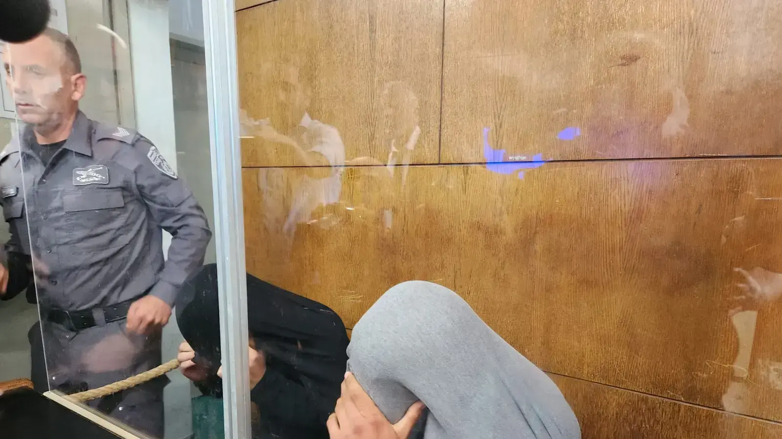 שניים מהחשודים ברצח שלו אפללו באולם בית המשפט 30 במאי 2023 שניים מהחשודים ברצח שלו אפללו באולם בית המשפט 30 במאי 2023