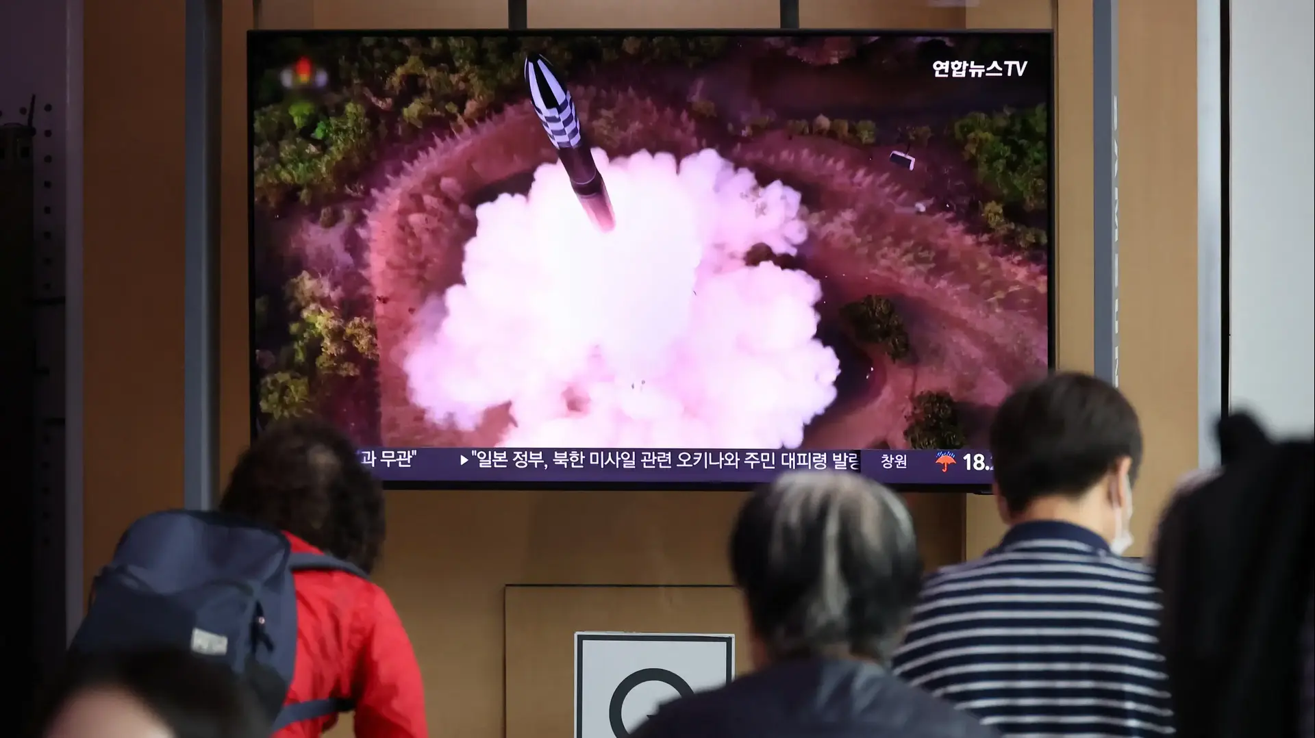 People watch a TV broadcasting a news report on North Korea firing what it called a space satellite toward the south, in Seoul, South Korea, May 31, 2023. REUTERS/Kim Hong-Ji
People watch a TV broadcasting a news report on North Korea firing what it called a space satellite toward the south, in Seoul, South Korea, May 31, 2023. REUTERS/Kim Hong-Ji