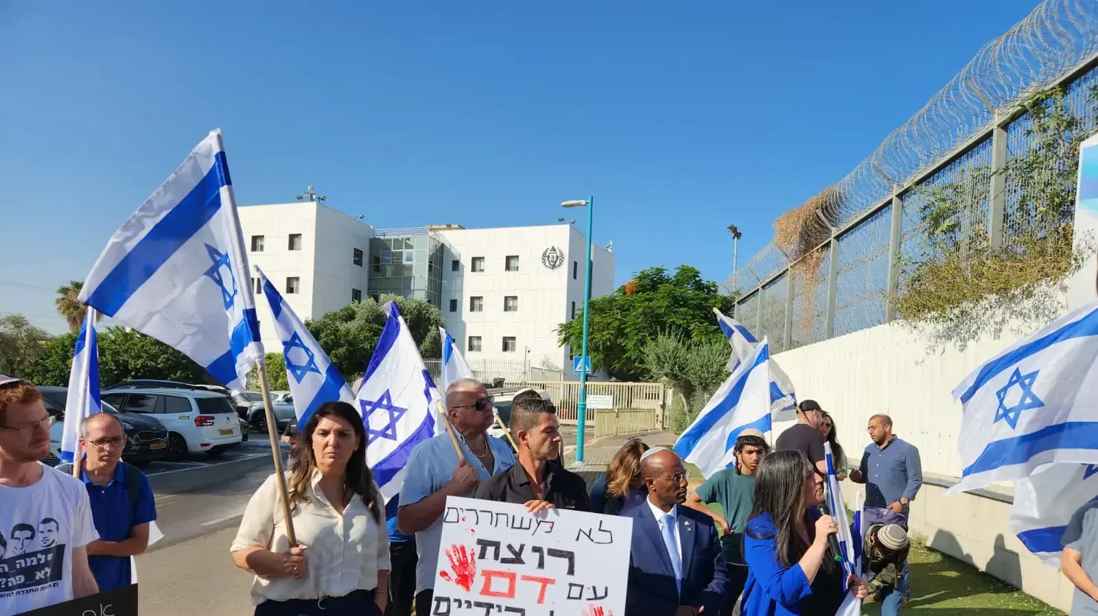 הפגנה נגד שחרור המחבל וליד דקה שרצח את החייל משה תמם, כלא מעשיהו,31 במאי 2023 הפגנה נגד שחרור המחבל וליד דקה שרצח את החייל משה תמם, כלא מעשיהו,31 במאי 2023