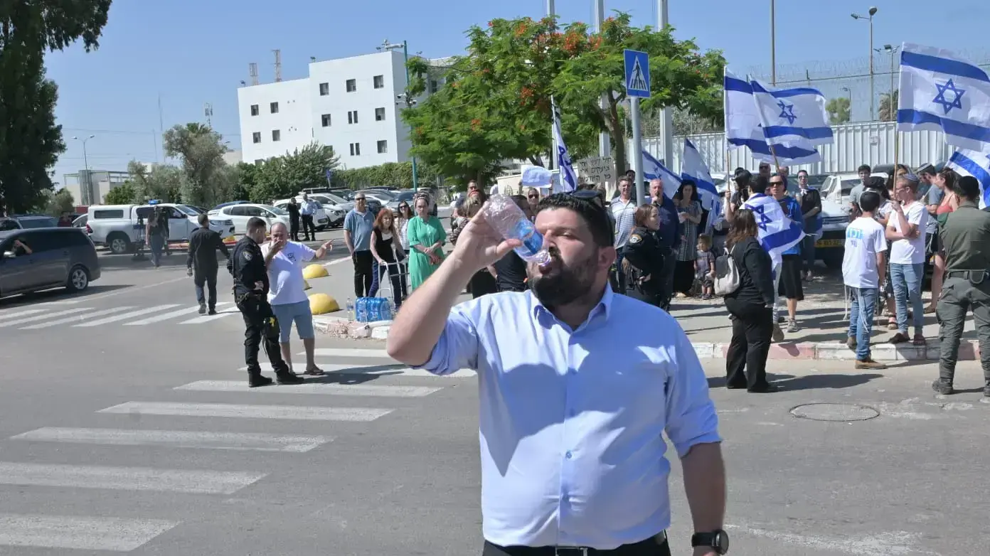 הפגנה מחוץ לדיון ועדת השחרורים בעניינו של וליד דקה שרצח את החייל משה תמם, כלא מעשיהו,31 במאי 2023 הפגנה מחוץ לדיון ועדת השחרורים בעניינו של וליד דקה שרצח את החייל משה תמם, כלא מעשיהו,31 במאי 2023