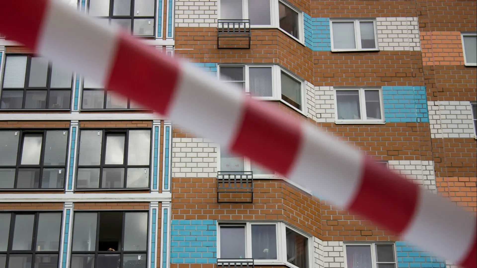 Police tape cordons off one of the two residential buildings in Moscow that were struck by a Ukrainian military drone. Both affected buildings incurred minor damage, which was promptly rectified. (Photo by Vlad Karkov / SOPA Images/Sipa USA)No Use Germany.
Police tape cordons off one of the two residential buildings in Moscow that were struck by a Ukrainian military drone. Both affected buildings incurred minor damage, which was promptly rectified. (Photo by Vlad Karkov / SOPA Images/Sipa USA)No Use Germany.