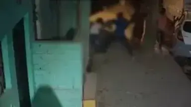 נערה נדקרת באמצע הרחוב בניו דלהי, הודו, מאי 2023
