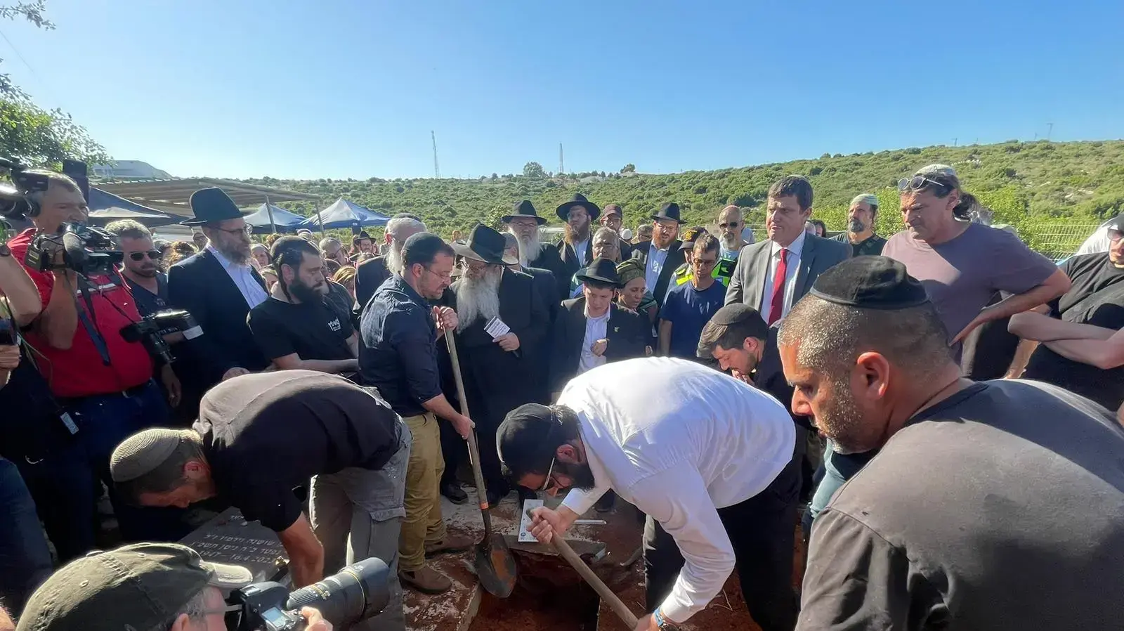 הלווית הנרצח מאיר תמרי בפיגוע בחרמש, בית העלמין שקד. 31 במאי 2023 הלווית הנרצח מאיר תמרי בפיגוע בחרמש, בית העלמין שקד. 31 במאי 2023