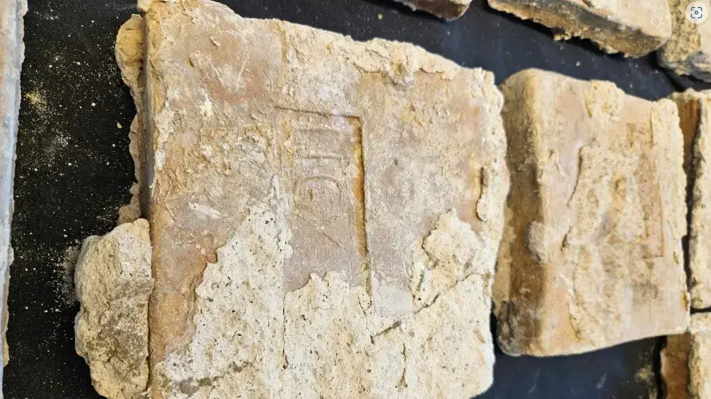 עשרות לבנות חרס קדומות שעליהן טביעות של הלגיון העשירי הרומי, שהחריב את ירושלים לפני כ-2000 שנה, נתגלו ברכב במהלך פעילות של בלשי ימ"ר ירושלים