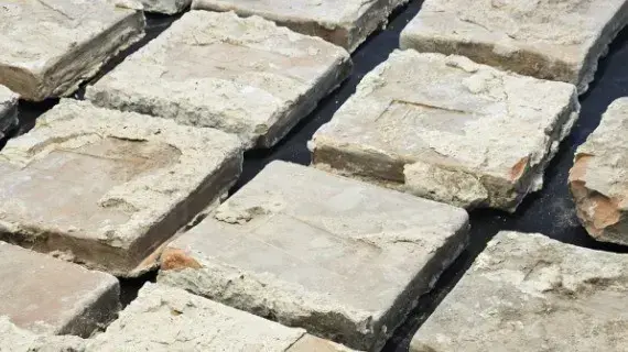 עשרות לבנות חרס קדומות שעליהן טביעות של הלגיון העשירי הרומי, שהחריב את ירושלים לפני כ-2000 שנה, נתגלו ברכב במהלך פעילות של בלשי ימ"ר ירושלים עשרות לבנות חרס קדומות שעליהן טביעות של הלגיון העשירי הרומי, שהחריב את ירושלים לפני כ-2000 שנה, נתגלו ברכב במהלך פעילות של בלשי ימ"ר ירושלים
