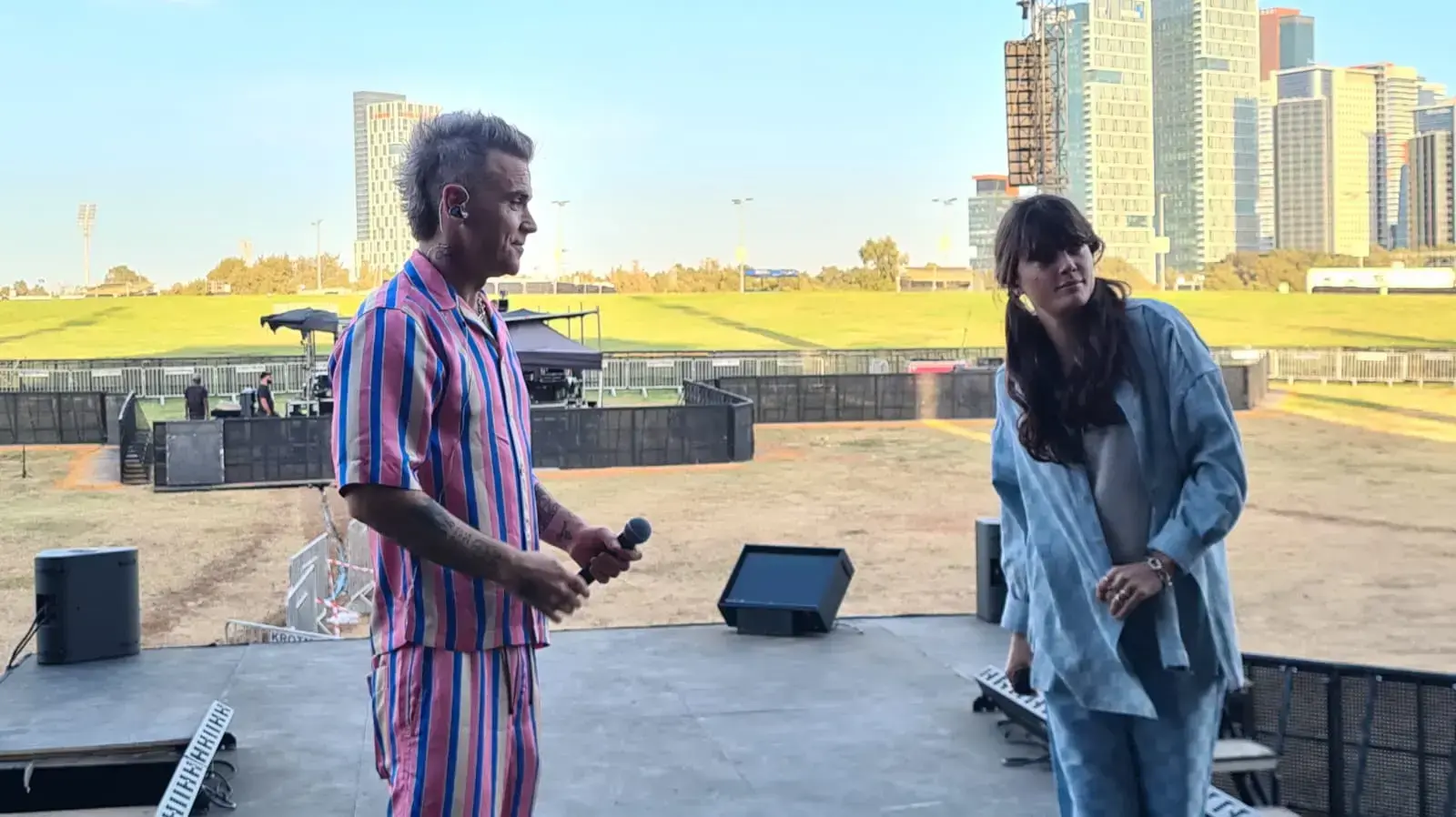 רובי וויליאמס ונגה ארז בחזרה לפני האירוח של ארז בהופעתו של וויליאמס בפארק הירקון בתל אביב, 31 במאי 2023 רובי וויליאמס ונגה ארז בחזרה לפני האירוח של ארז בהופעתו של וויליאמס בפארק הירקון בתל אביב, 31 במאי 2023
