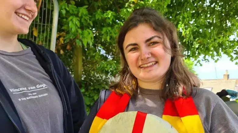 דלני ארווינג, קנדית שזכתה בתחרות גלגול הגבינה בבריטניה לאחר שאבדה את הכרתה