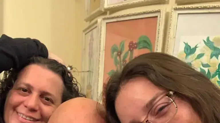 פרדי רחמים רג'ואן עם בנותיו יפית ושלי פרדי רחמים רג'ואן עם בנותיו יפית ושלי