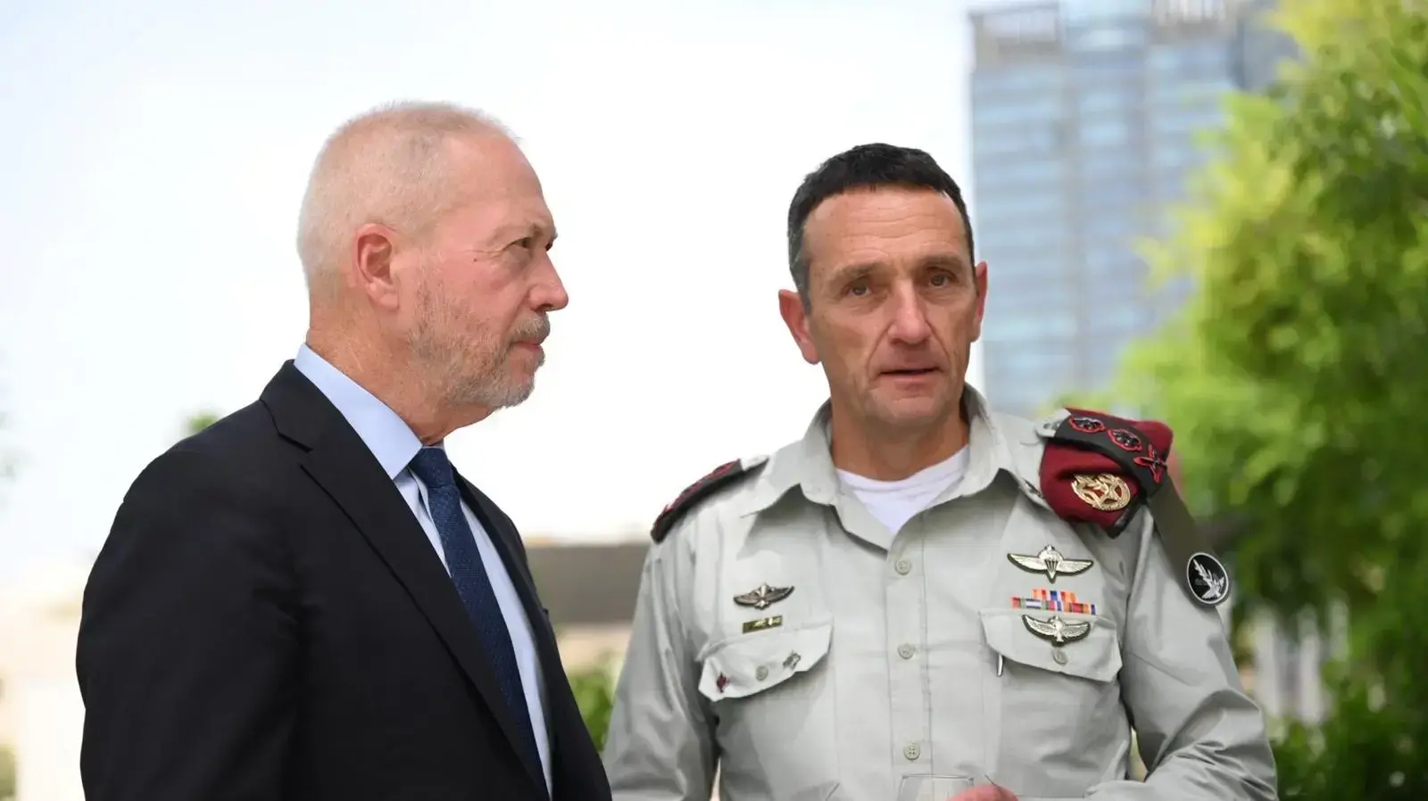 שר הביטחון, יואב גלנט, והרמטכ"ל הרצי הלוי בטקס הענקת דרגות האלוף, לנמרוד אלוני שייכנס לתפקיד מפקד פיקוד העומק ומפקד המכללות הצבאיות, ולדוד זיני, שימונה למפקד פיקוד ההכשרות והאימונים בזרוע היבשה ולמפקד הגיס המטכ״לי, 1 ביוני 2023 שר הביטחון, יואב גלנט, והרמטכ"ל הרצי הלוי בטקס הענקת דרגות האלוף, לנמרוד אלוני שייכנס לתפקיד מפקד פיקוד העומק ומפקד המכללות הצבאיות, ולדוד זיני, שימונה למפקד פיקוד ההכשרות והאימונים בזרוע היבשה ולמפקד הגיס המטכ״לי, 1 ביוני 2023