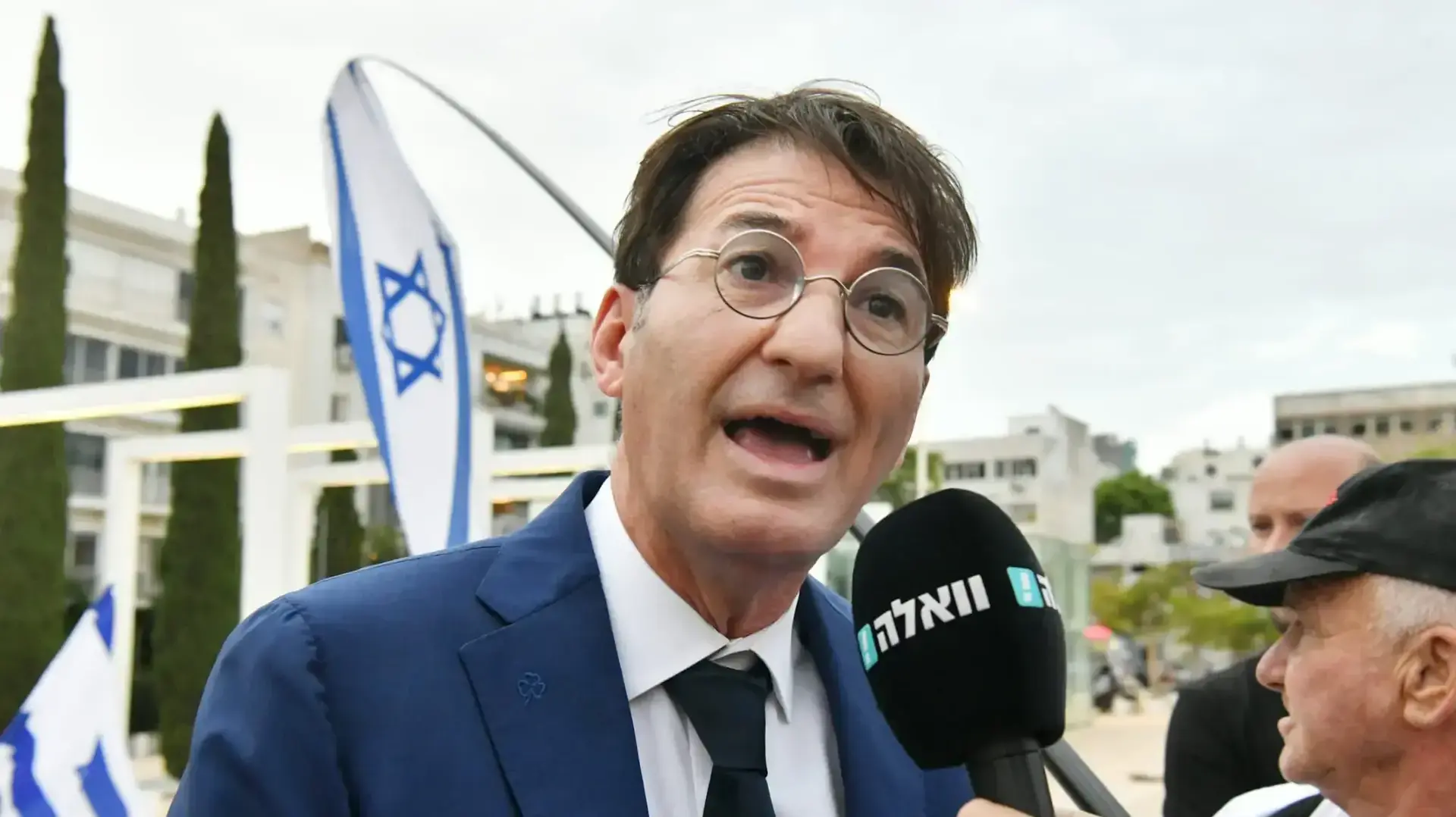 בועז ביסמוט,הפגנת הימין בעד המהפכה המשפטית, כיכר הבימה,ת"א 1 ביוני 2023 בועז ביסמוט,הפגנת הימין בעד המהפכה המשפטית, כיכר הבימה,ת"א 1 ביוני 2023
