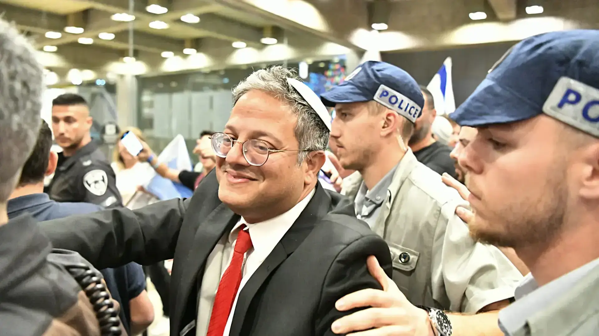 איתמר בן גביר, הפגנת הימין בעד המהפכה המשפטית, רחבת מוזיאון ת"א,ת"א 1 ביוני 2023 איתמר בן גביר, הפגנת הימין בעד המהפכה המשפטית, רחבת מוזיאון ת"א,ת"א 1 ביוני 2023