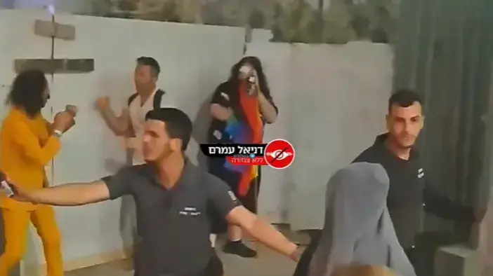 שני גברים שחזרו ממצעד הגאווה והחזיקו בידם דגל גאווה הותקפו על ידי קבוצת צעירים בירושלים שני גברים שחזרו ממצעד הגאווה והחזיקו בידם דגל גאווה הותקפו על ידי קבוצת צעירים בירושלים
