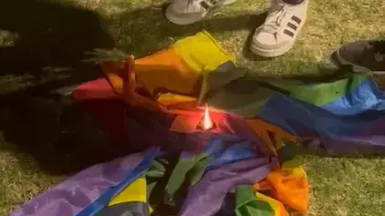 נערים שורפים דגלי גאווה בירושלים נערים שורפים דגלי גאווה בירושלים