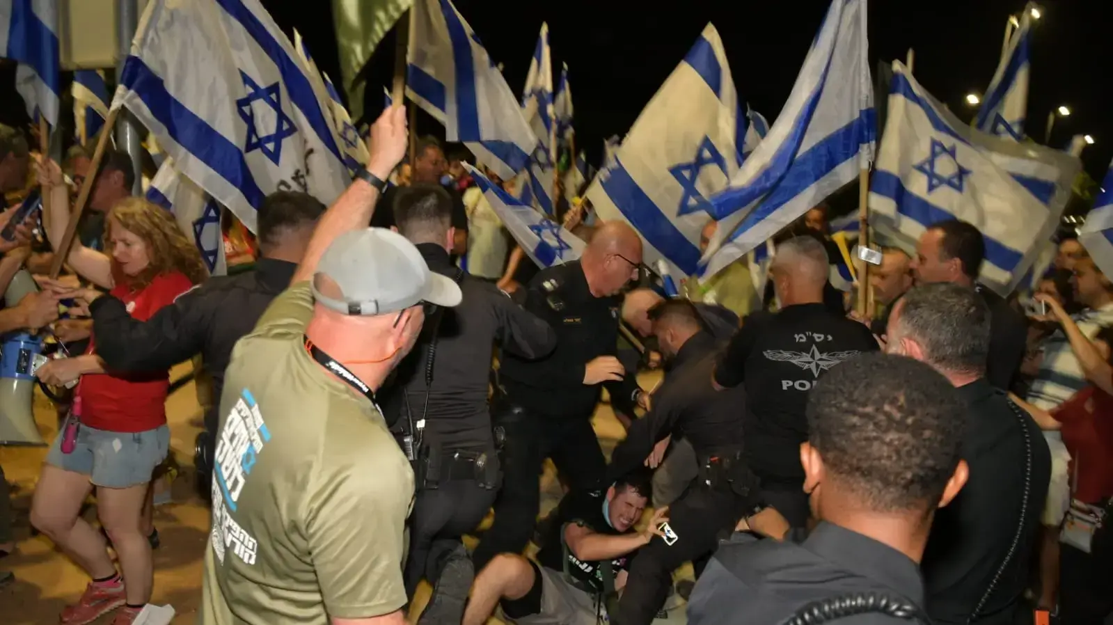 עימותים אלימים בין שוטרים ומפגינים מול בית משפחת נתניהו