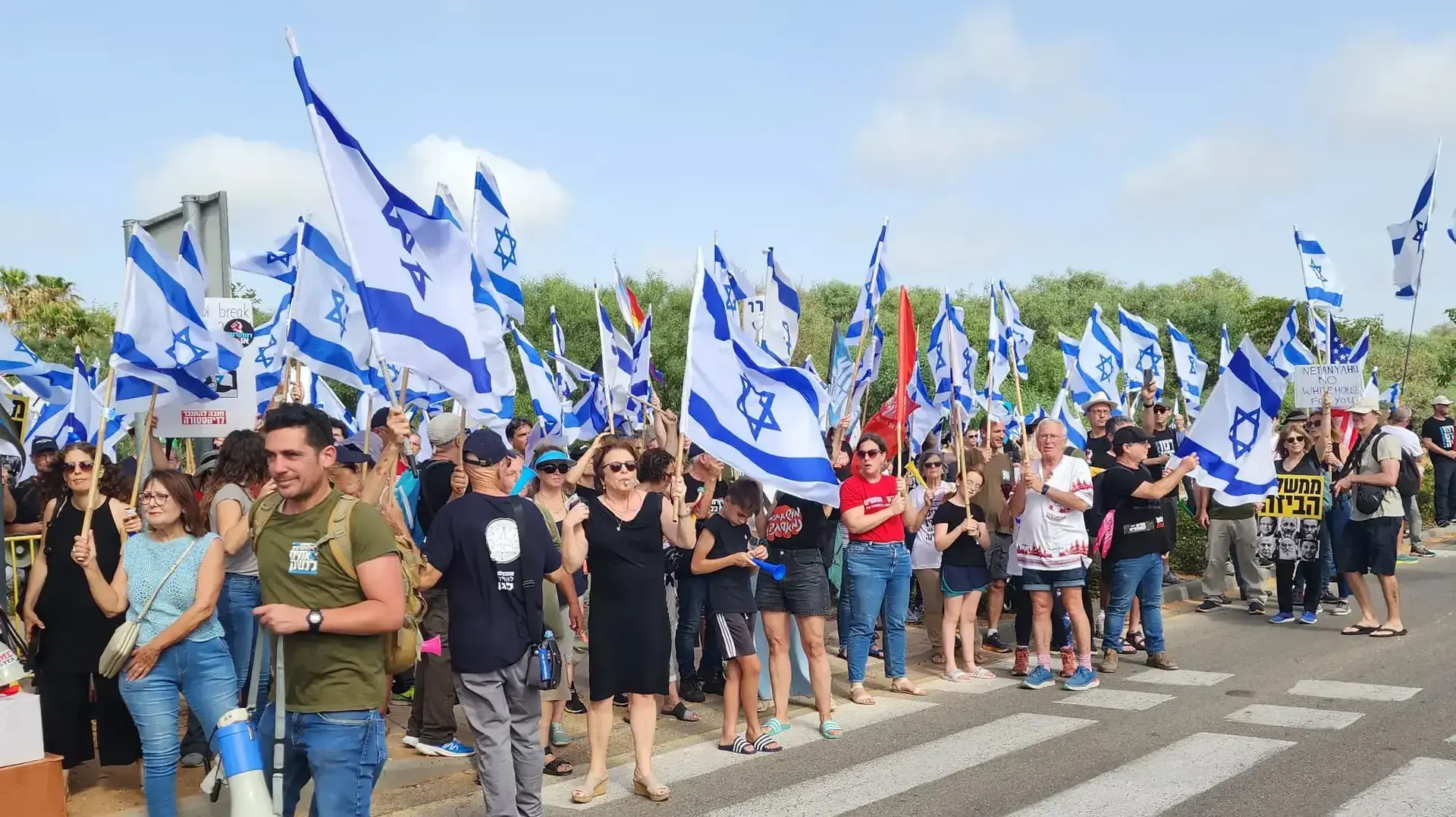 מפגינים מחוץ לביתו של בנימין נתניהו בקיסריה. 3 ביוני 2023 מפגינים מחוץ לביתו של בנימין נתניהו בקיסריה. 3 ביוני 2023