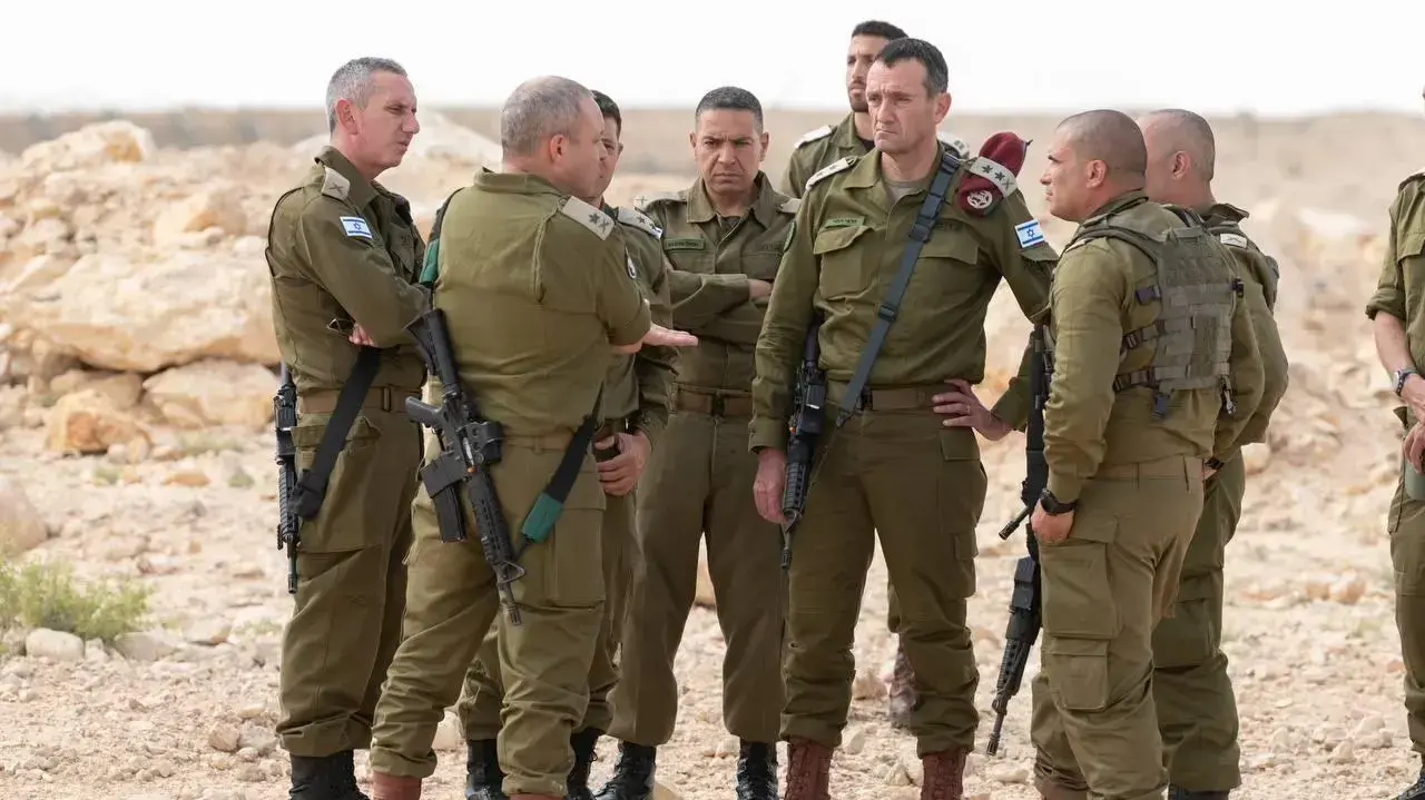 ראש המטה הכללי, רב-אלוף הרצי הלוי, קיים לפני זמן קצר תחקיר והערכת מצב בזירת האירוע עם מפקד פיקוד הדרום, אלוף אליעזר טולדנו, ומפקד אוגדה 80, תת-אלוף איציק כהן. ראש המטה הכללי, רב-אלוף הרצי הלוי, קיים לפני זמן קצר תחקיר והערכת מצב בזירת האירוע עם מפקד פיקוד הדרום, אלוף אליעזר טולדנו, ומפקד אוגדה 80, תת-אלוף איציק כהן.