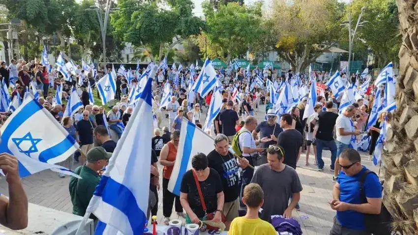 הפגנה נגד המהפכה המשפטית ברמת השרון, 3 ביוני 2023 הפגנה נגד המהפכה המשפטית ברמת השרון, 3 ביוני 2023