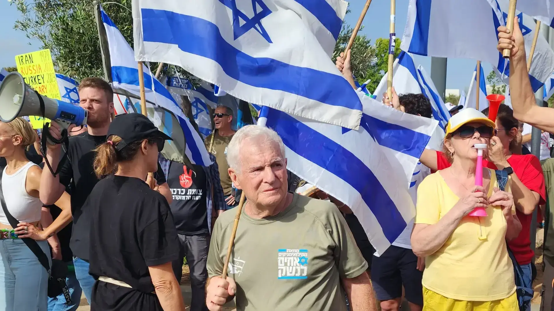 אלוף (מיל') עמירם לוין בהפגנה בקיסריה, 3 ביוני 2023 אלוף (מיל') עמירם לוין בהפגנה בקיסריה, 3 ביוני 2023