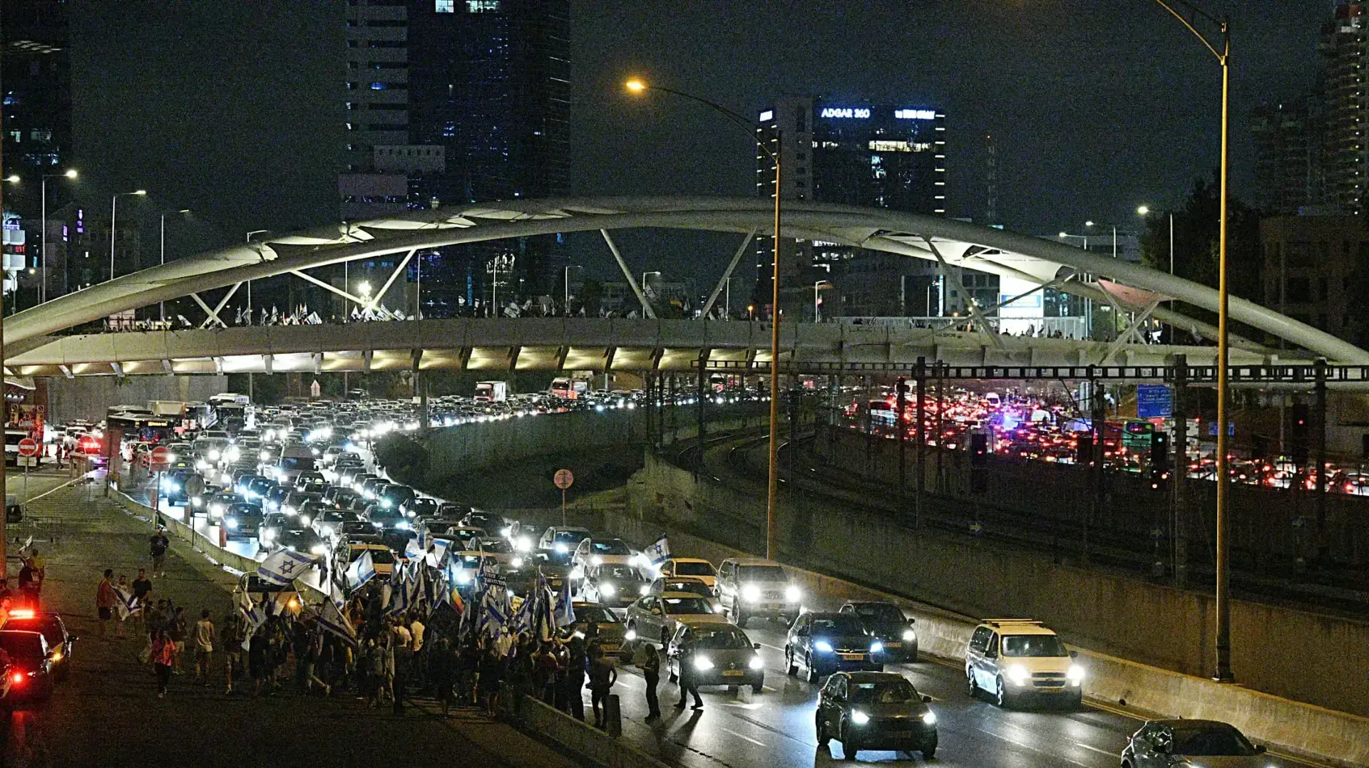 מפגינים חוסמים את איילון בהפגנה נגד המהפכה המשפטית בתל אביב, 3 ביוני 2023 מפגינים חוסמים את איילון בהפגנה נגד המהפכה המשפטית בתל אביב, 3 ביוני 2023