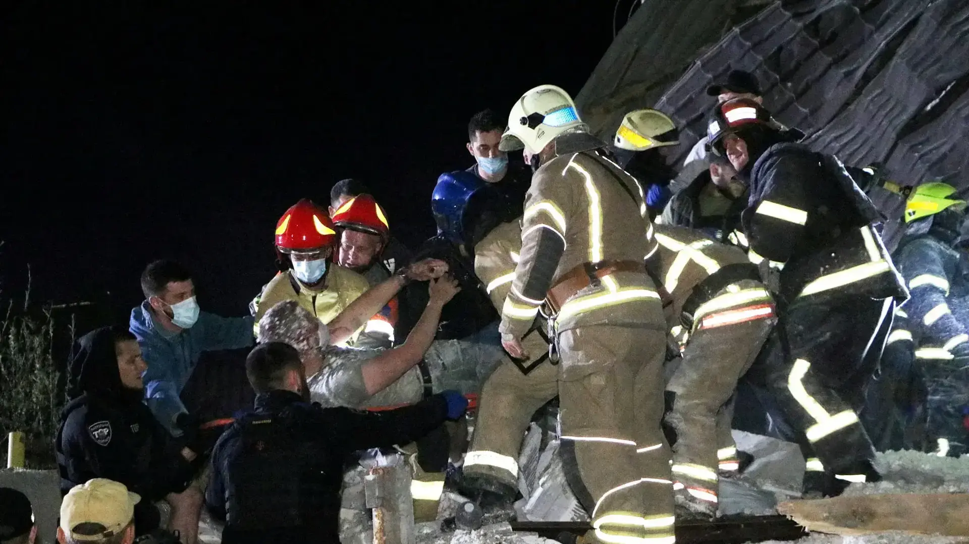 חילוץ ילדה בת שנתיים מהריסות מבנה שקרס בעקבות ירי טילים, דנייפרו, אוקראינה, 3 ביוני 2023 חילוץ ילדה בת שנתיים מהריסות מבנה שקרס בעקבות ירי טילים, דנייפרו, אוקראינה, 3 ביוני 2023